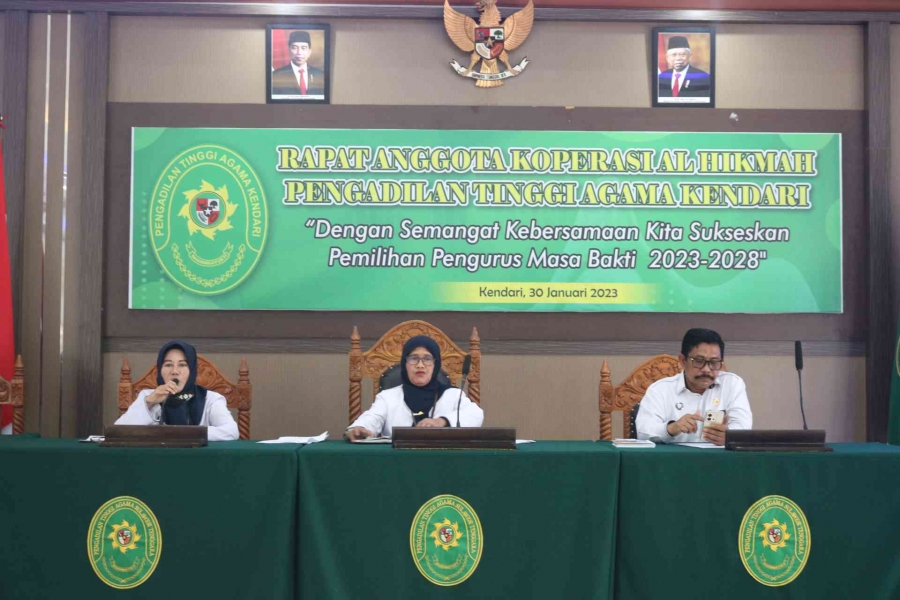 Wakil Ketua PTA Kendari, Dra. Hj. Nia Nurhamidah Romli memimpin Rapat Anggota Koperasi Al Hikmah Pengadilan Tinggi Agama Kendari Tahun 2023 (30/01/2023)