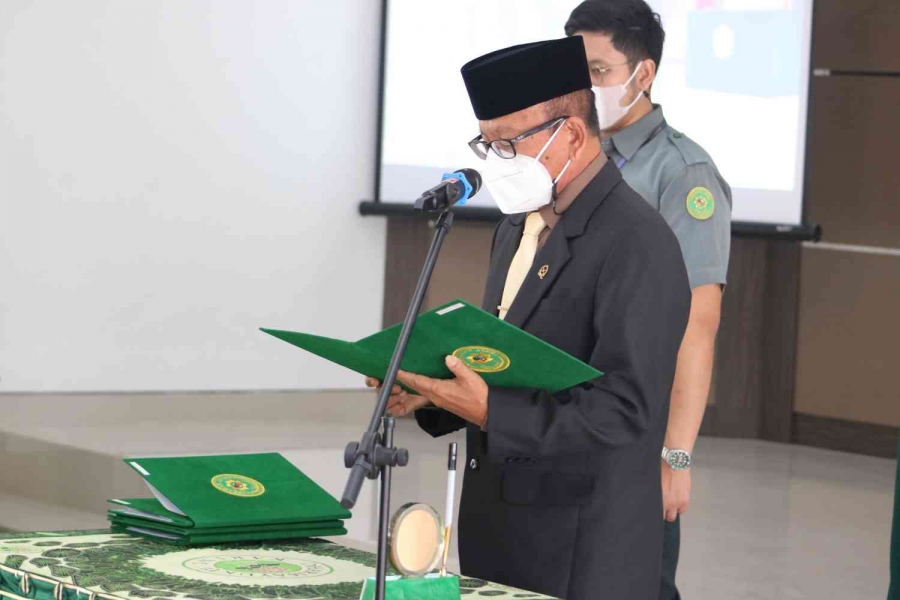 Ketua PTA Sulawesi Tenggara Melantik KaBag dan KaSuBag PTA Sulawesi Tenggara (29/12/2021)
