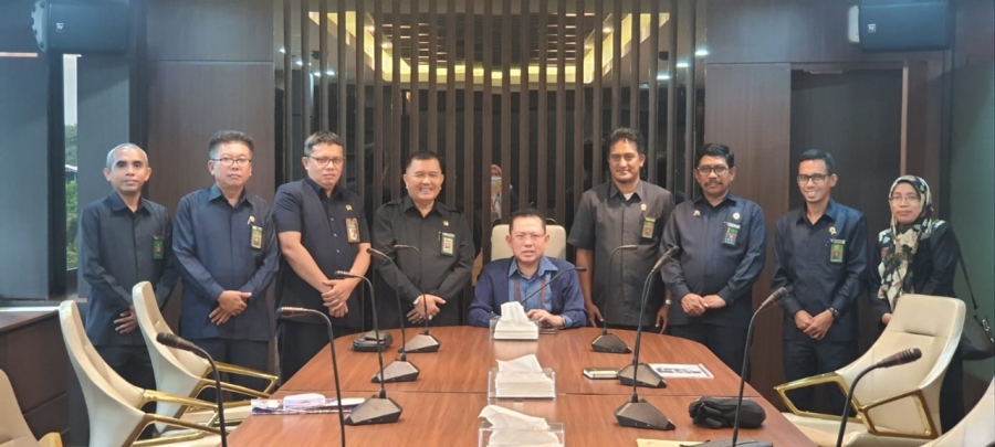 Ketua PTA Kendari bersama beberapa Ketua PA dan Pejabat Sewilayah PTA Kendari bersilaturahmi dengan Sekretaris Mahkamah Agung (01/02/2023)