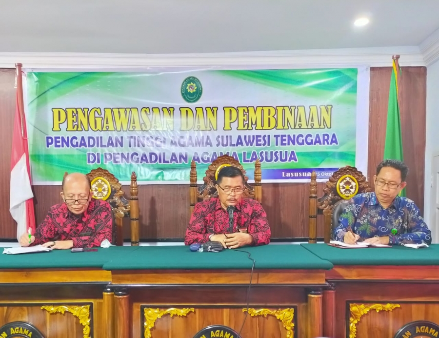 Wakil Ketua PTA Sulawesi Tenggara (tengah) sedang menyampaikan arahan dan pembinaan kepada hakim dan aparatur PA Lasusua (15/10/2020)