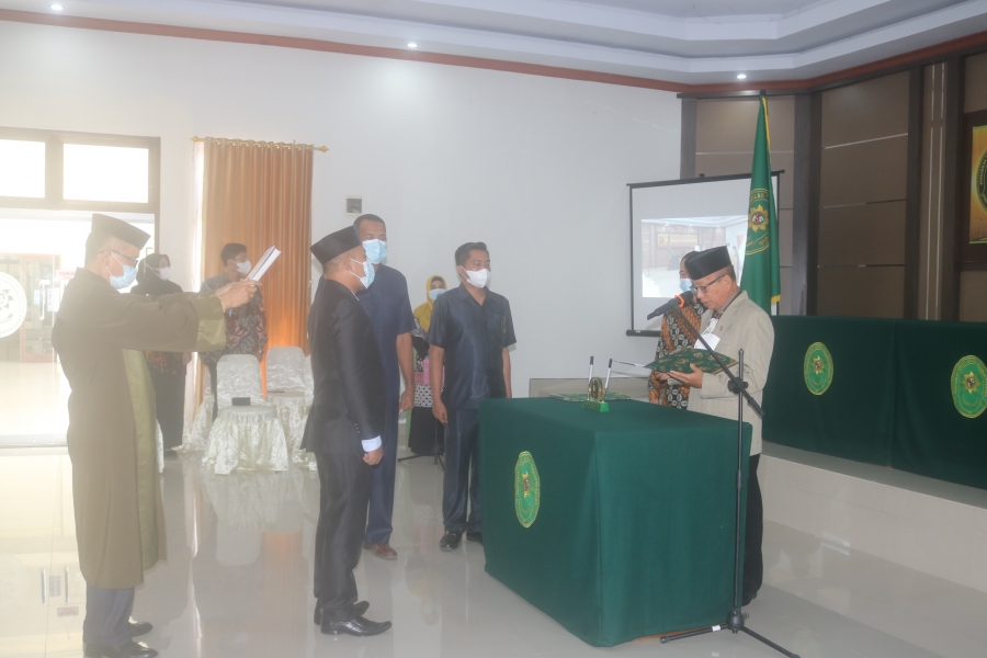 Ketua PTA Sultra mengambil sumpah Aminuddin, S.H. menjadi Kasubbag Tata Usaha dan Rumah Tangga PTA Sulawesi Tenggara (25/06/2021)