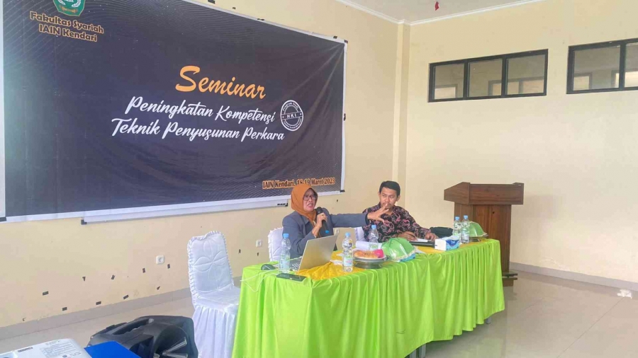 Wakil Ketua PTA Kendari, Ibu Dra. Hj. Nia Nurhamidah Romli, M.H. memberikan Kuliah Umum di Fakultas Syari&#039;ah IAIN Kendari (19/03/2023)